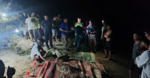 lat thuyen tren song nguoi phu nu va 3 dua tre tu vong 3080