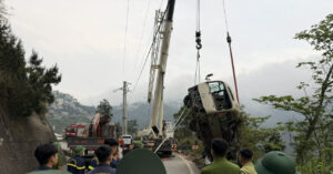 lat xe khach cho 29 nguoi o tam dao 1113