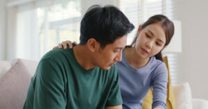 lay chong hon nhieu tuoi toi hon sieu phach lac khi phat hien bi mat rung minh giau duoi mai toc cua