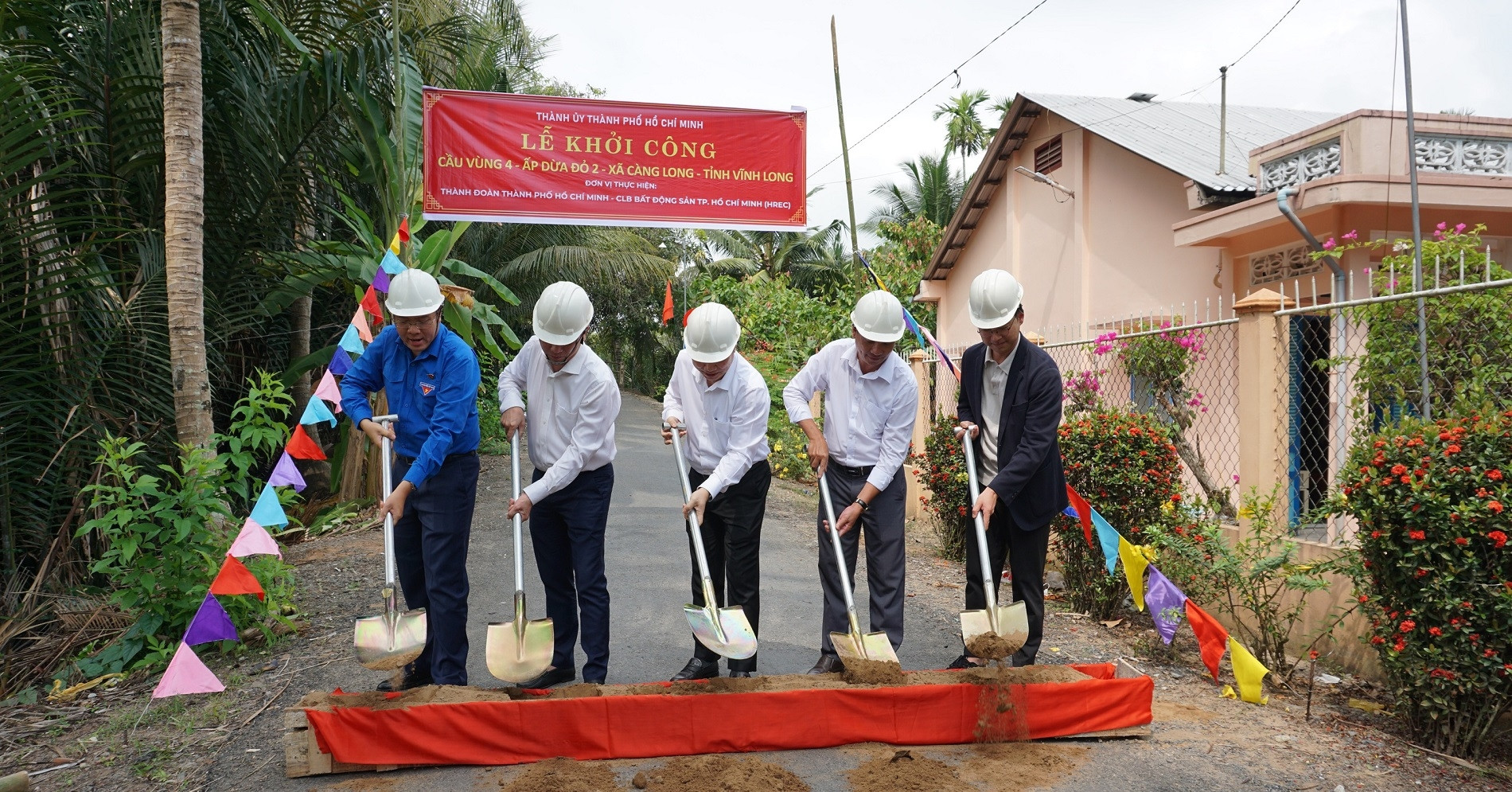 lg electronics gop suc xay cau dan sinh tai vinh long 1920