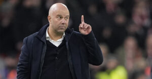 Liverpool Mat Bon Tien Neu Sa Thai Hlv Arne Slot 1693