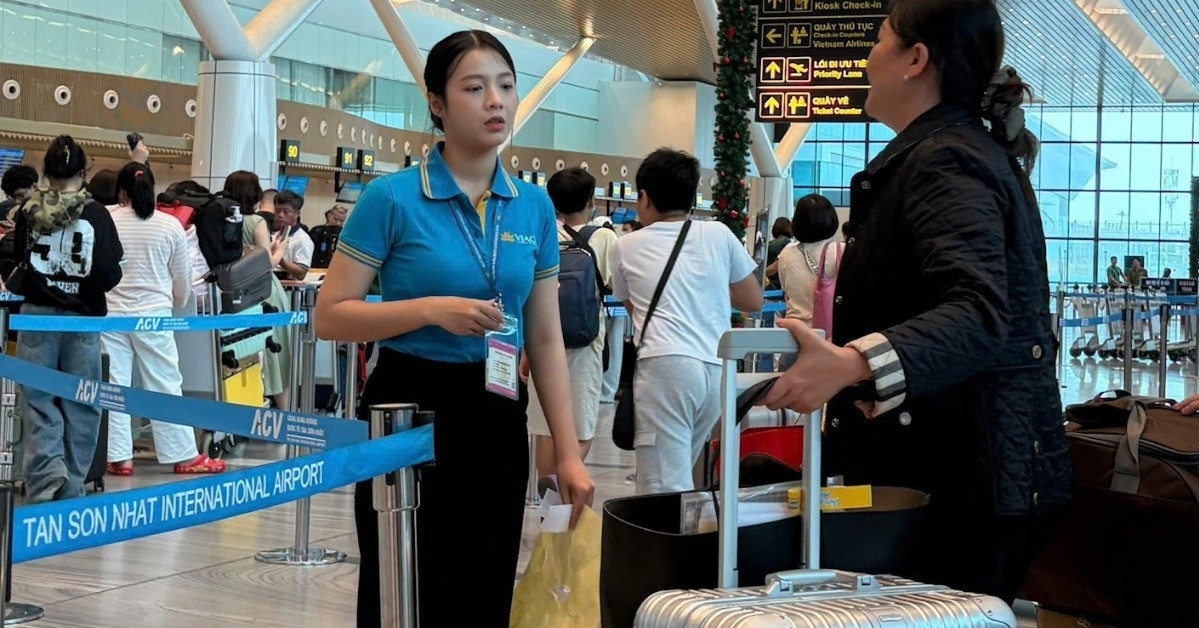 luong khach du lich he qua san bay tan son nhat gan bang cao diem tet 897