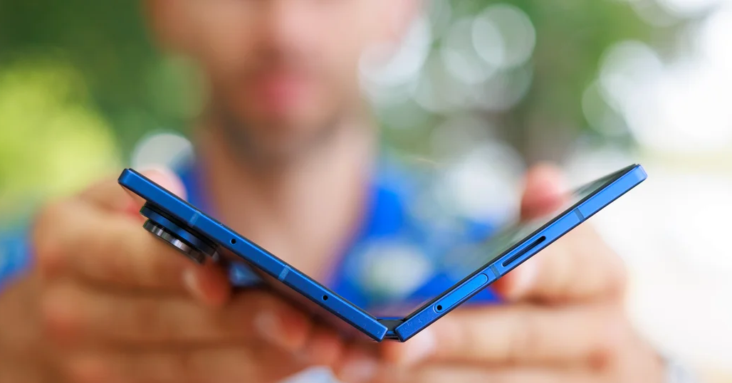ly do khong de de so huu smartphone man hinh gap nam nay 1460