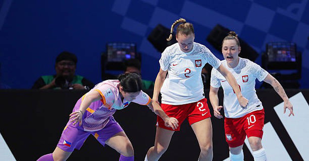 Manila Philippines Paula Fronczak Of Poland Battles For Possession With Judy Connolly Of The 1763772