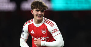 max dowman cau be nieng rang arsenal viet lich su premier league 2918