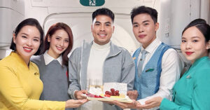 Mc Huyen Trang Vtv Va Ban Trai Cau Thu Duc Huy Bat Ngo Nhan Qua Tren May Bay 2770