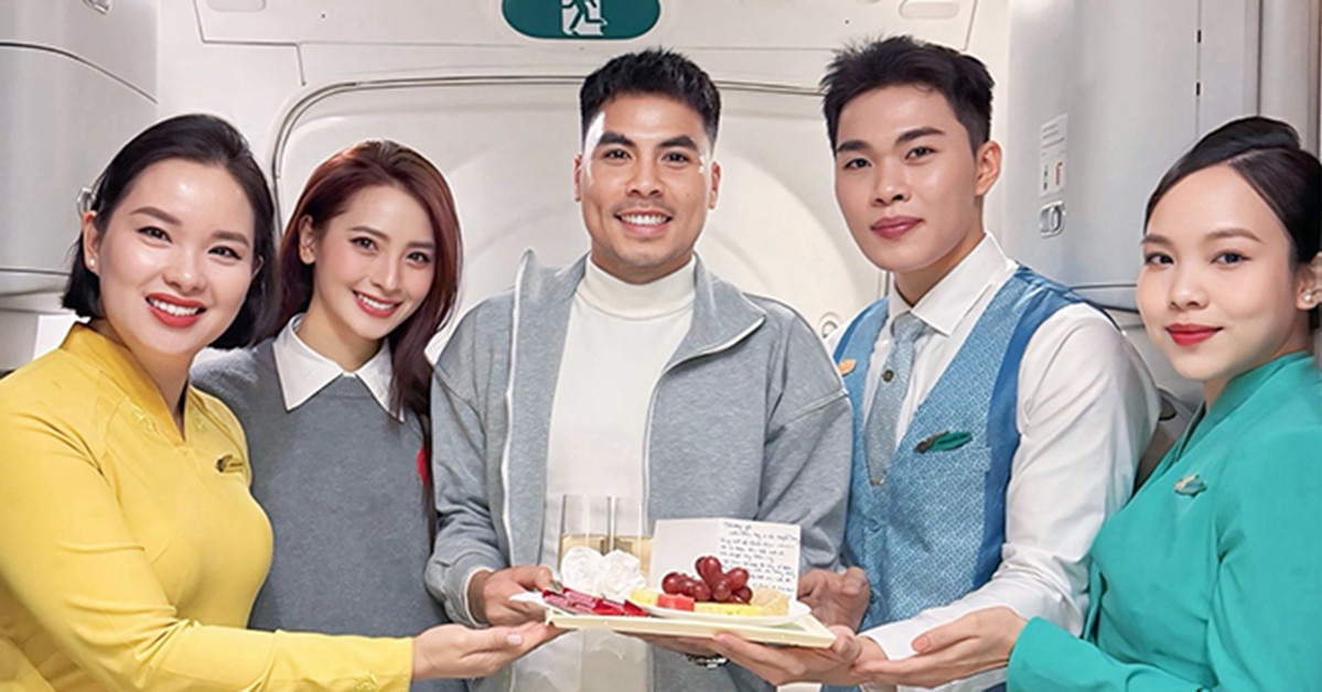 Mc Huyen Trang Vtv Va Ban Trai Cau Thu Duc Huy Bat Ngo Nhan Qua Tren May Bay 2770