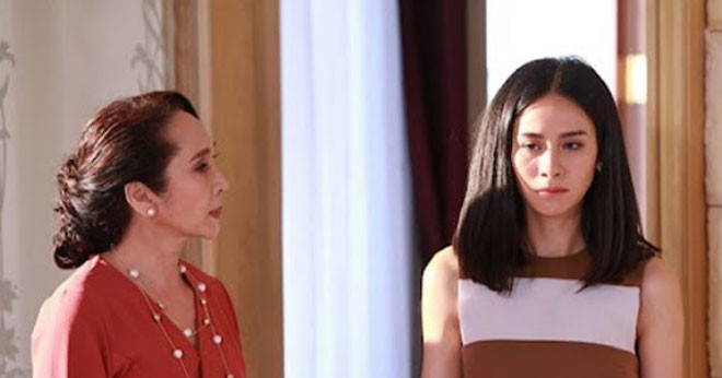 me chong doi chen chan vao dem trang mat cua con trai nang dau dap tra mot cau khien ba tai mat bo y