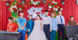 Mẹ dắt tay con gái khiếm thị vào lễ đường ở Nghệ An, nhiều người rơi nước mắt 1 me dat tay con gai khiem thi vao le duong o nghe an nhieu nguoi roi nuoc mat 860