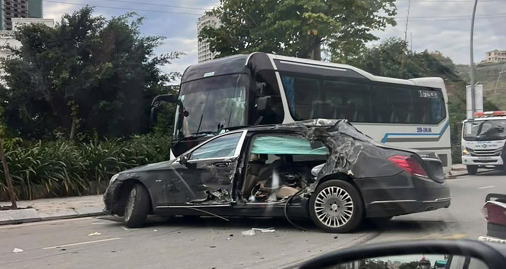 Mercedes Maybach Huc Vao Xe Khach Do Ven Duong Tai Xe Bat Tinh 1536