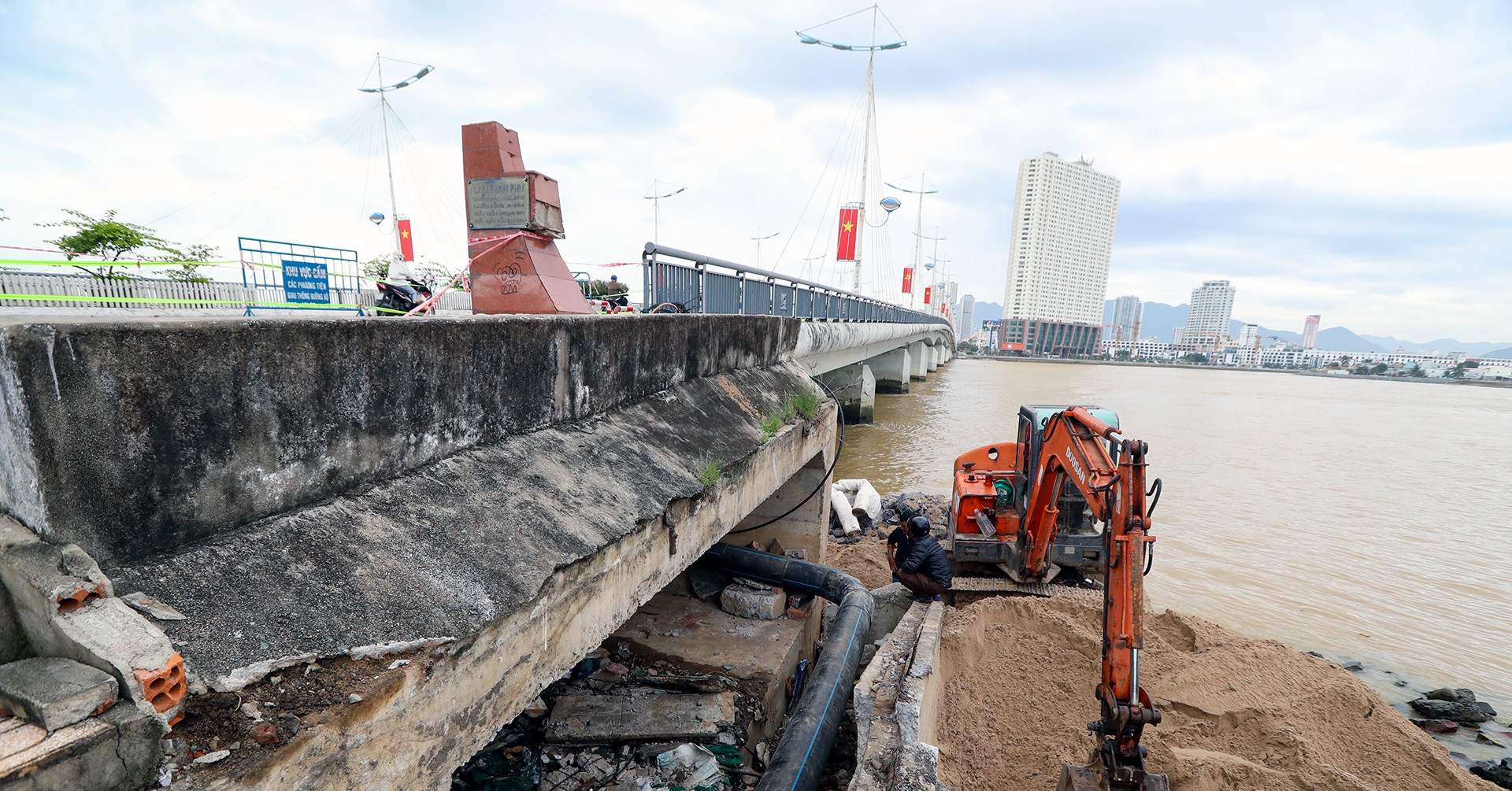 Mo Cau O Nha Trang Bi Sat Lo Nghiem Trong Nhieu Khoi Be Tong Roi Xuong 2350