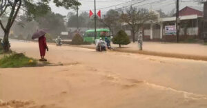 Mua Lon Nuoc Tu Nui Do Ve Cuon Cuon Khien Nhieu Doan Duong Ho Chi Minh Ngap Sau 876