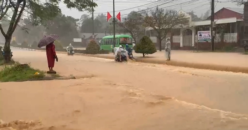 Mua Lon Nuoc Tu Nui Do Ve Cuon Cuon Khien Nhieu Doan Duong Ho Chi Minh Ngap Sau 876