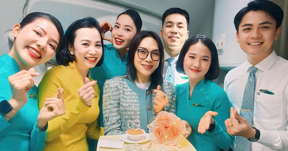 My Tam Bat Ngo Voi Mon Qua Tu Cac Tiep Vien Hang Khong Tang Tren May Bay 1409