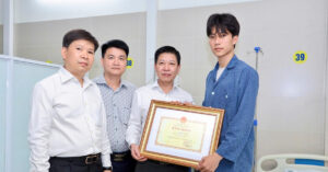 nam sinh xong vao dam chay cuu nguoi duoc quyen bo truong gd dt tang bang khen 2198