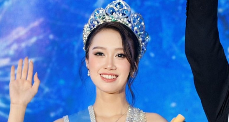 ngam ve dep rang ro cua hoa khoi truong dai hoc thuong mai 3174