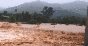 Ngap Lut Khap Noi O Khanh Hoa Canh Sat Vuot Dong Nuoc Xiet De Cuu Dan 2131