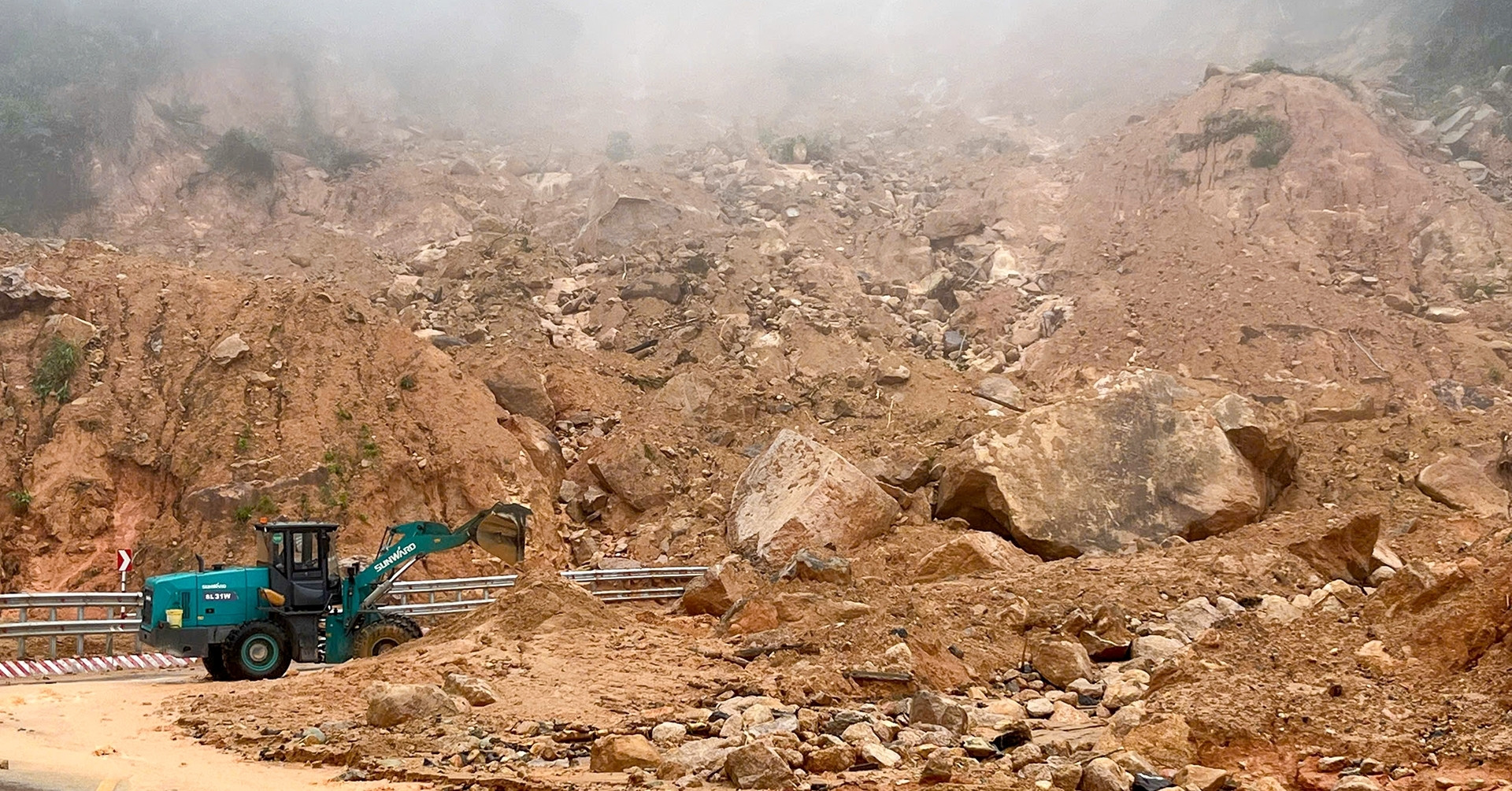 Ngay Ca Tram Xa Phuong Doi Mat Lu Quet Sat Lo Dat 2488