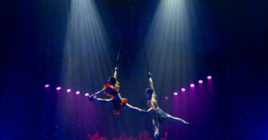 Nghe Si Xiec Gap Su Co Doi Mat Nguy Hiem Khi Bieu Dien Tren Khong 423