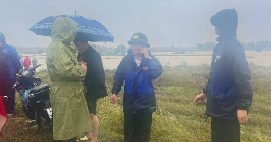 Nghet Tho Phut Dung Drone Giai Cuu Nguoi Dan Mac Ket Giua Lu Du 1347