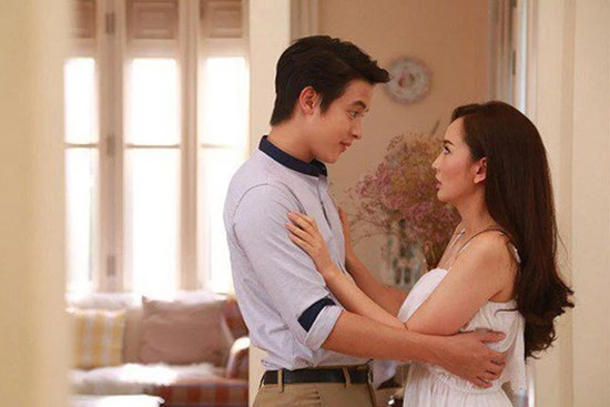 nghi vo giau trai trong nha toi pha cua xong vao de roi chet lang truoc canh tuong trong can phong t