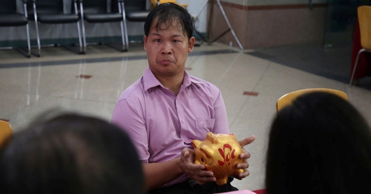 Nguoi Dan Ong Di Lai Kho Khan Om Heo Dat Den Ung Ho Ba Con Vung Lu Gay Xuc Dong 46