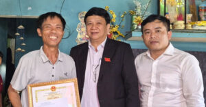 nguoi dan ong lao xuong bien cuu 2 chau be bi duoi nuoc o da nang 1954
