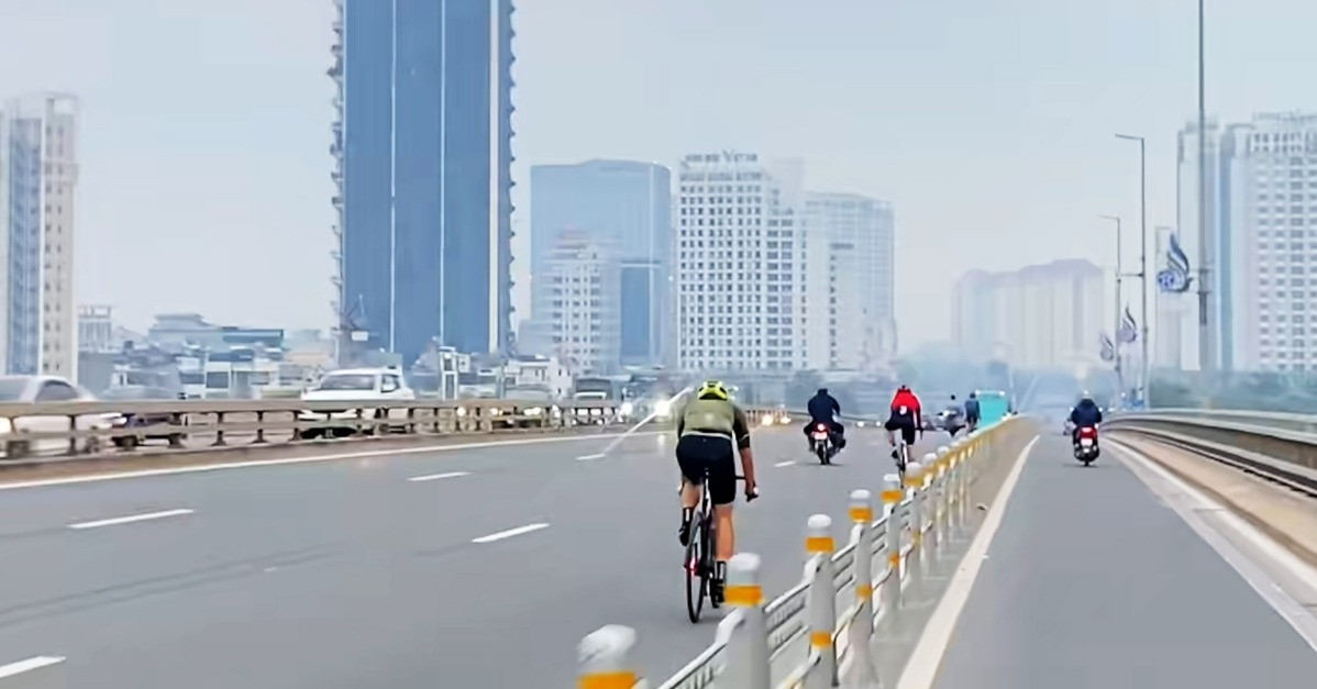 Nguoi Dan Ong O Ha Noi Gap Rac Roi Sau Khi Ghi Hinh Doan Xe Dap Di Vao Lan O To 1748