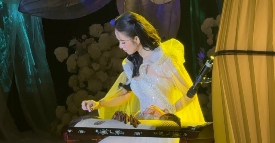 Nguoi Mau Huong Lien Choi Dan Duoc Chong Ceo Hon 12 Tuoi Be Bong Trong Dam Cuoi 2597