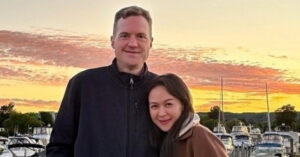 Nguoi Mau Ngoc Nga Song Nhu Ba Hoang Ben Chong Tay Kem Tuoi Con Trai Lon Cao 2M 4819