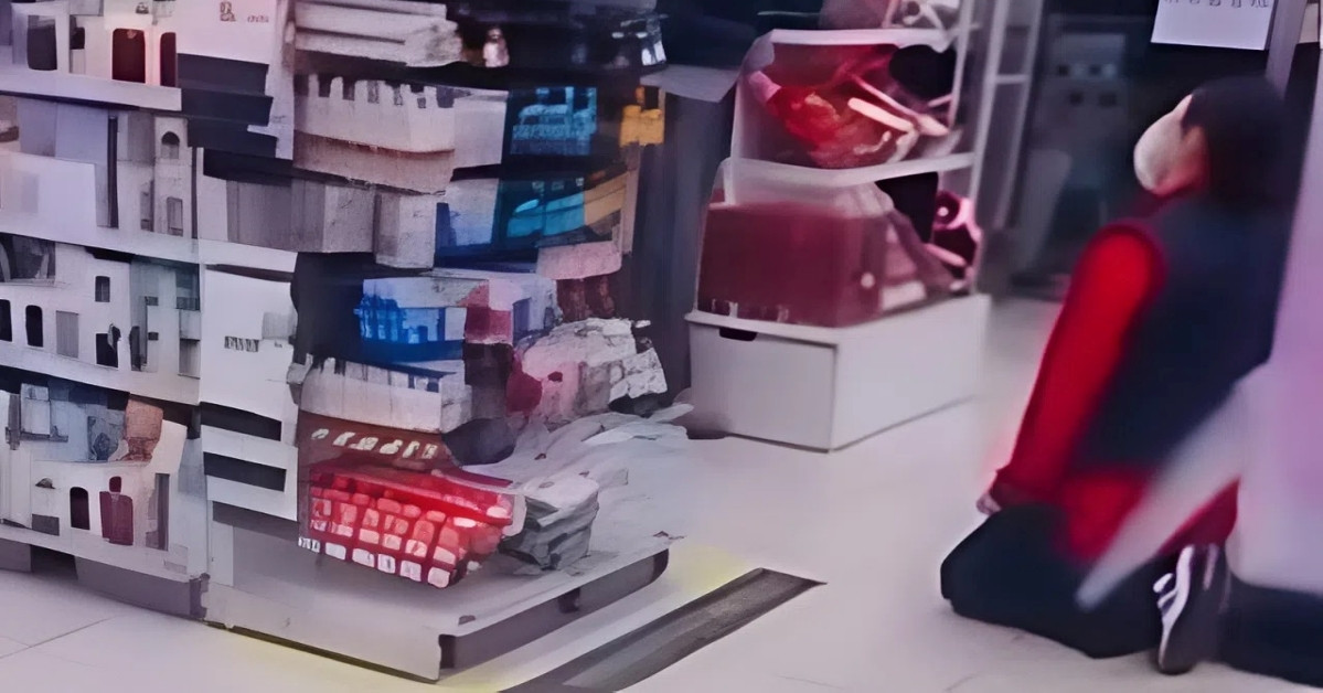 Nguoi Phu Nu Bat Nhan Vien Cua Hang Quy Goi Xin Loi Cong Dong Mang Day Song 240