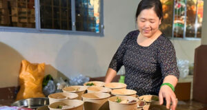 Nguoi Phu Nu Nau Hang Tram Suat Bun Tiep Suc Cho Nguoi Xa La Huong Ve Vung Lu 488