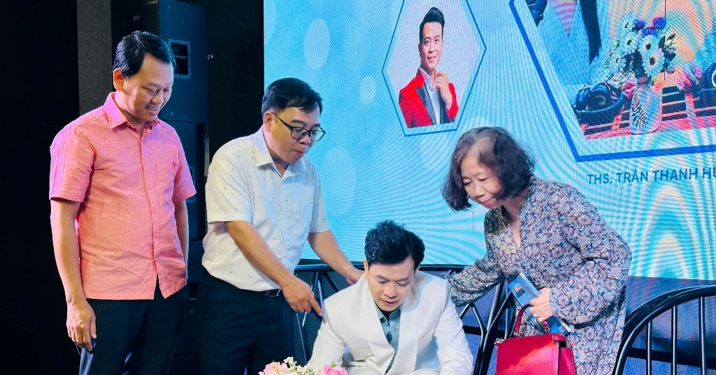 Nha Bao Tran Thanh Hung Ra Mat Cuon Sach Dau Tay Hanh Trinh Duoi Song 1853