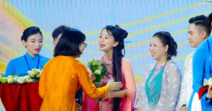 nha thiet ke nguoi tay mang to sen dat do bac nhat den le hoi ao dai 573