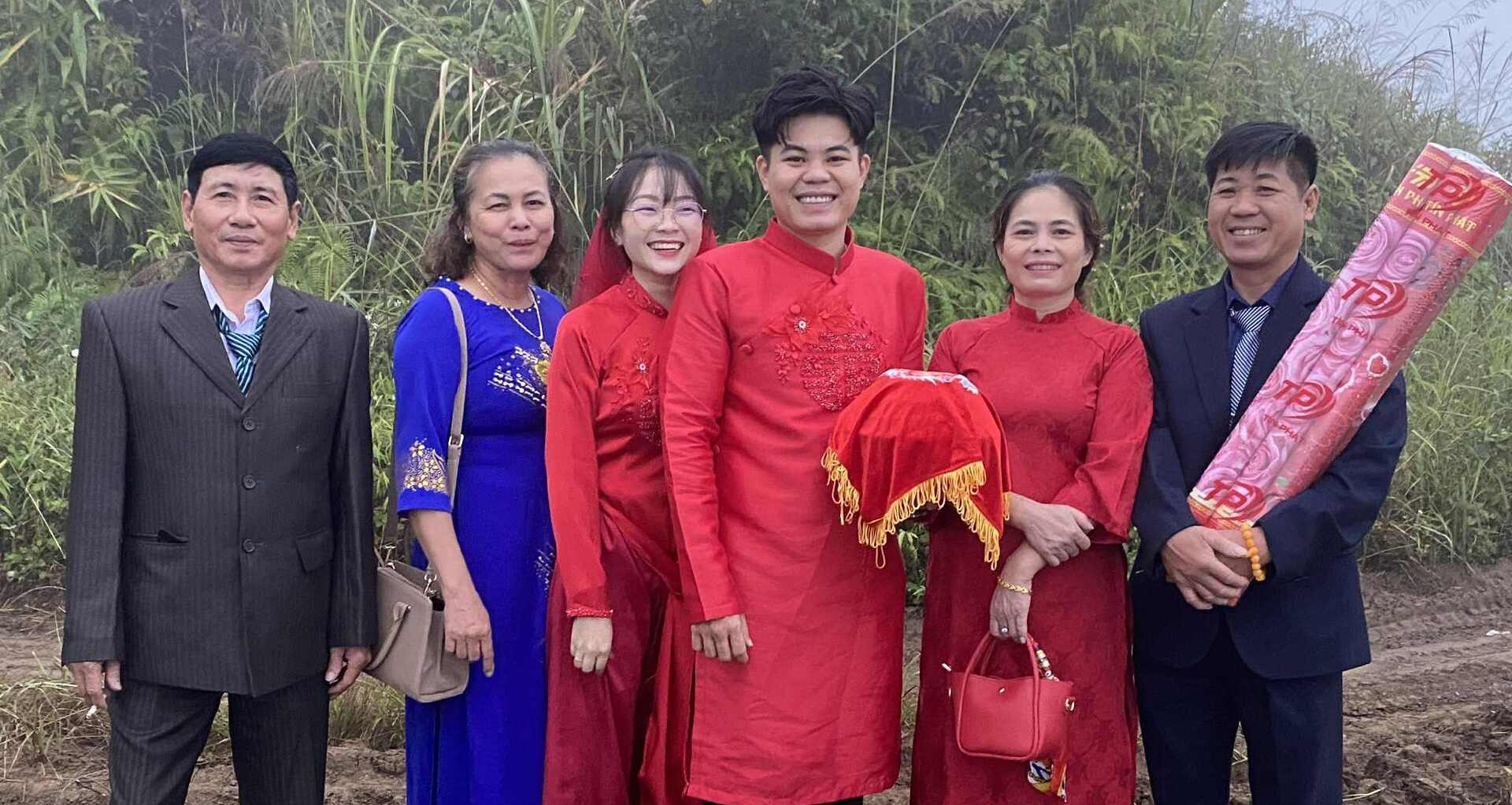 Nha Trai Hai Phong Be Trau Cau Di Bo 2Km Duong Dat Lay Loi De Don Dau Gay Sot 959