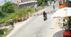 nhan vien duong sat da nguoi tong gay gac chan khi tau sap chay qua 2285