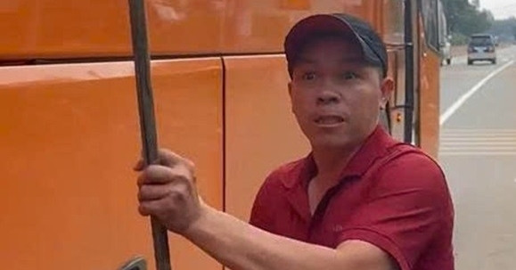 Nhan Vien Xe Khach Cam Gay Sat De Doa Nguoi Di Xe May 1605