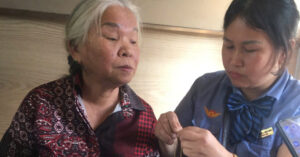 nhat duoc day chuyen vang tren tau nu tiep vien co hanh dong bat ngo 1357