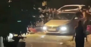 Nhom Nguoi Nguoi Bao Vay Dap Pha O To Khien Tai Xe Hoang Loan 577