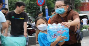 Nhung Em Be O Tphcm Xan Tay Cuu Tro Vung Lu Con So Do Uot Cac Ban Se Doi 3206