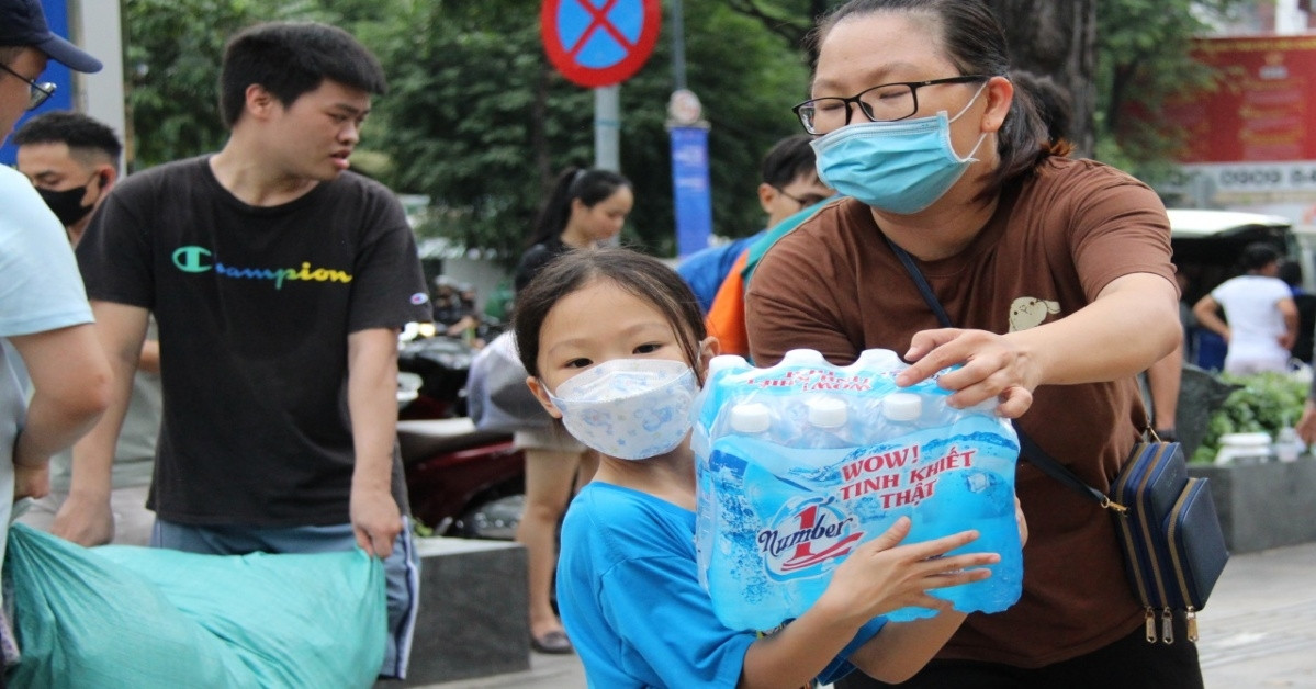 Nhung Em Be O Tphcm Xan Tay Cuu Tro Vung Lu Con So Do Uot Cac Ban Se Doi 3206