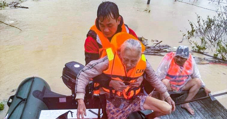 Nhung Hinh Anh Lay Dong Tiep Suc Nguoi Dan O Tam Lu Gia Lai 336