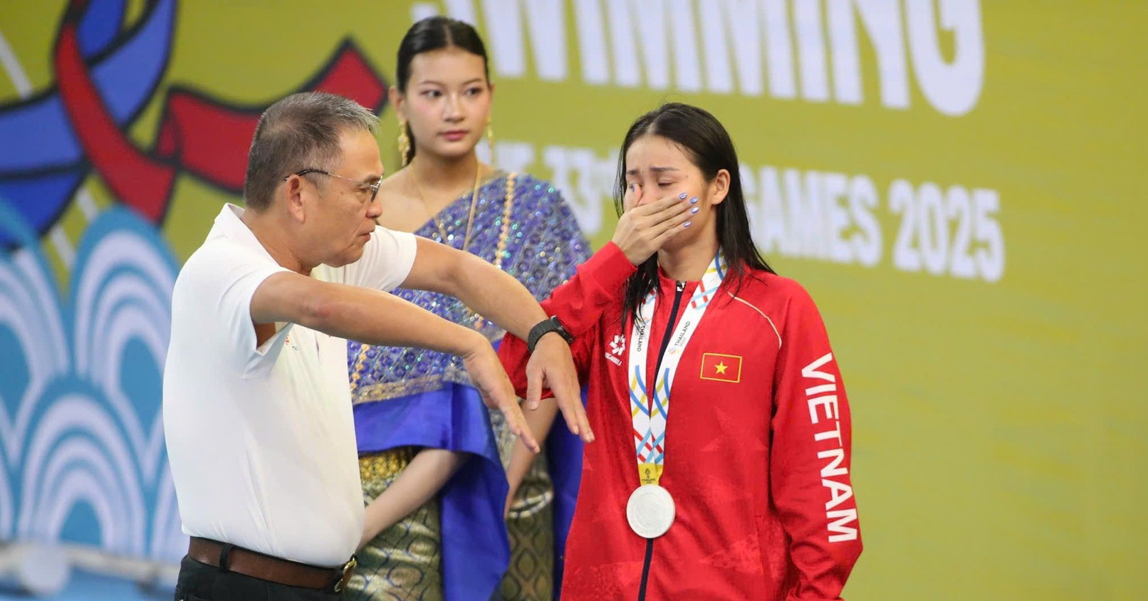 Nu Kinh Ngu Viet Nam Gianh Hcb Bat Khoc Vi Tinh Huong Khong Ngo 2098