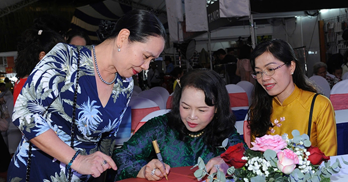 Nu Nhiep Anh Gia 63 Tuoi Hon 10 Nam Di San Hang Chuc Nghin Buc Anh Mat Troi 1002