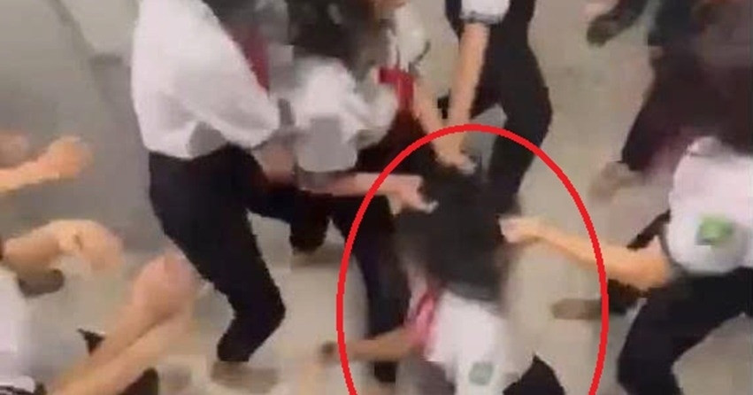 Nu Sinh Cap 2 Bi Ban Hoc Danh Hoi Dong Trong Nha Ve Sinh Truong Hoc O Tphcm 717