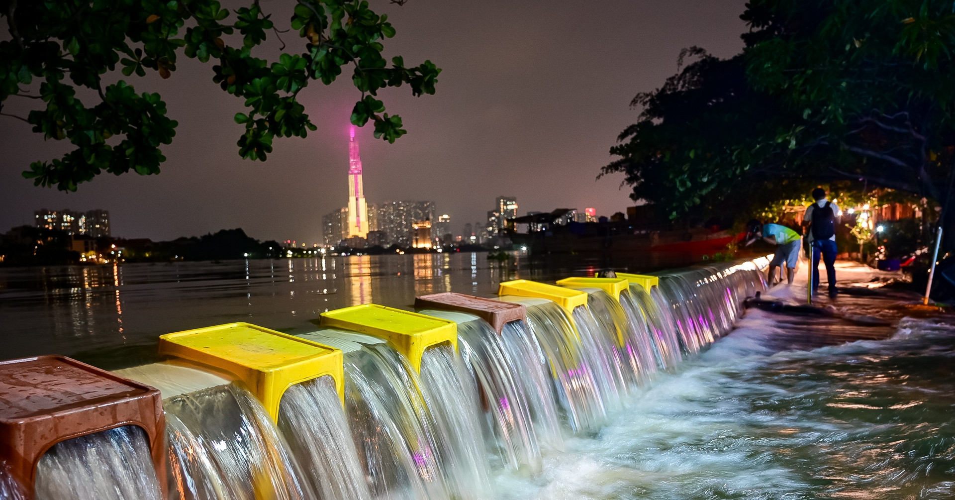 nuoc tran qua bo ke do vao trung tam tphcm khien nguoi dan tro tay khong kip 2328 1198