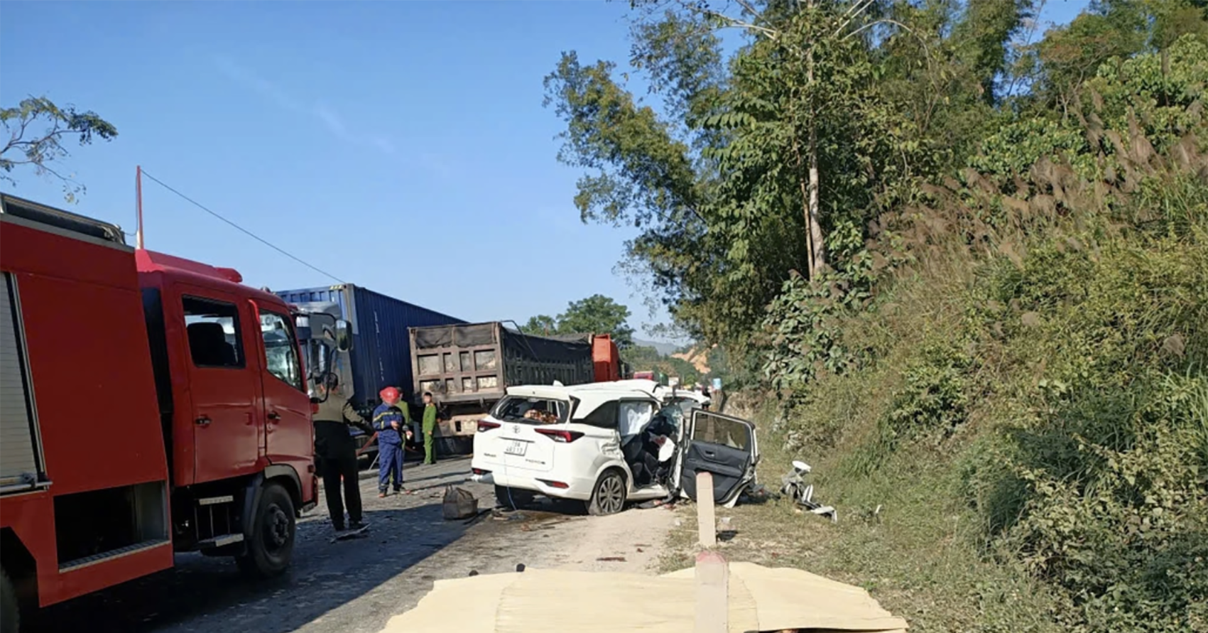 O To 7 Cho Huc Thang Vao Xe Tai Tren Quoc Lo 1A 4 Nguoi Tu Vong Tai Cho 2613