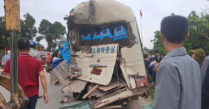 o to cho hang chuc hoc sinh bi xe tai tong day xa 30m 953.webp