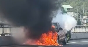 O To Mercedes Dang Chay Bong Chay Ngun Ngut Tren Cau Rach Mieu 2113