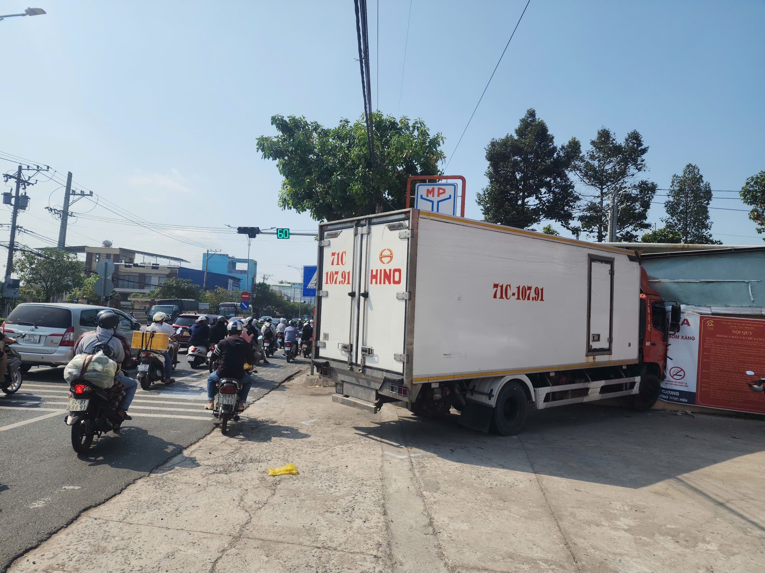 o to tai tong vao nha dan